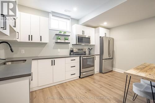 4 Lockman Drive, Hamilton, ON - Indoor Photo Showing Kitchen