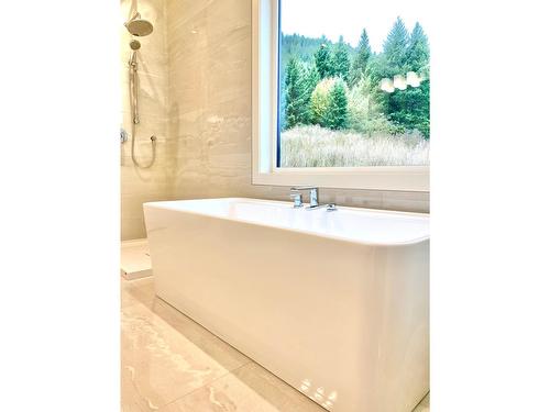 8781 Riverside Drive, Grand Forks, BC - Indoor Photo Showing Bathroom