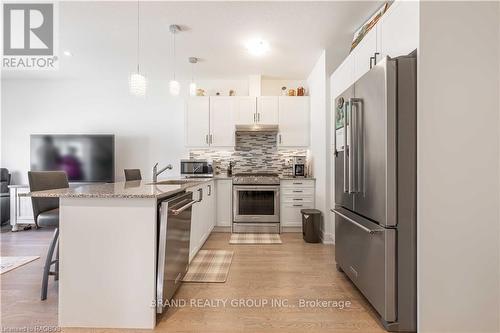 221 Ironwood Way, Georgian Bluffs, ON - Indoor Photo Showing Kitchen With Upgraded Kitchen