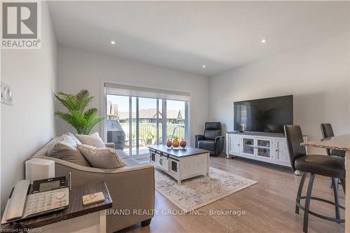 221 Ironwood Way, Georgian Bluffs, ON - Indoor Photo Showing Living Room