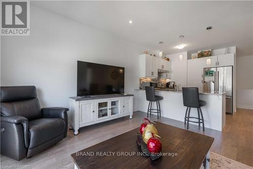 221 Ironwood Way, Georgian Bluffs, ON - Indoor Photo Showing Living Room