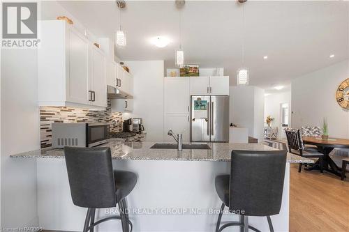 221 Ironwood Way, Georgian Bluffs, ON - Indoor Photo Showing Kitchen With Upgraded Kitchen