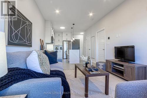 302 - 3265 Carding Mill Trail, Oakville, ON - Indoor Photo Showing Living Room