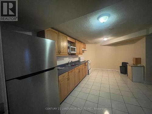 37 Westbourne Court, Richmond Hill, ON - Indoor Photo Showing Kitchen With Double Sink