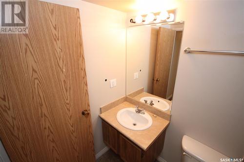 207 1808 Eaglesham Avenue, Weyburn, SK - Indoor Photo Showing Bathroom