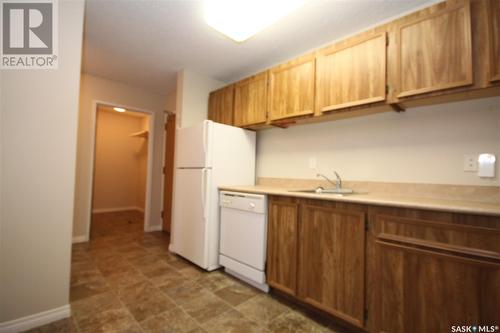 207 1808 Eaglesham Avenue, Weyburn, SK - Indoor Photo Showing Kitchen