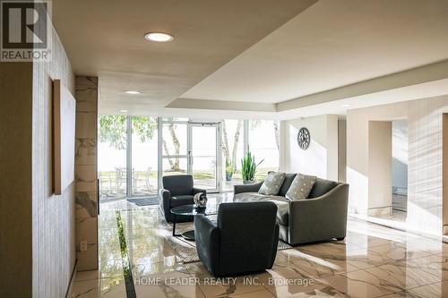 902 - 5280 Lakeshore Road, Burlington, ON - Indoor Photo Showing Living Room