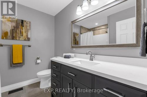 95 Tomahawk Drive, Grimsby, ON - Indoor Photo Showing Bathroom