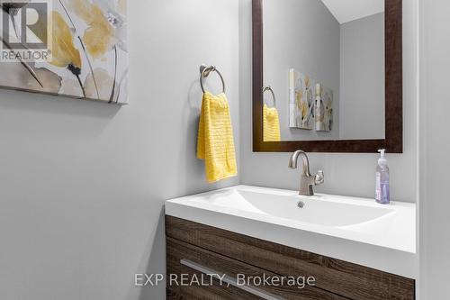 95 Tomahawk Drive, Grimsby, ON - Indoor Photo Showing Bathroom