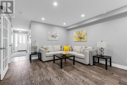 95 Tomahawk Drive, Grimsby, ON - Indoor Photo Showing Living Room