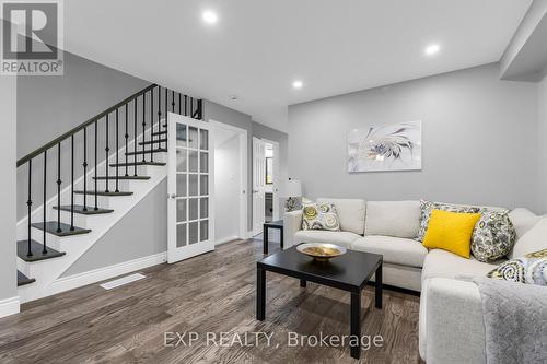 95 Tomahawk Drive, Grimsby, ON - Indoor Photo Showing Living Room