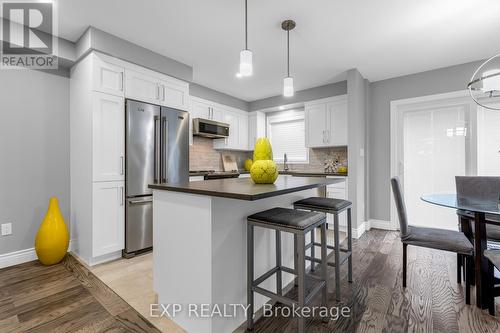 95 Tomahawk Drive, Grimsby, ON - Indoor Photo Showing Kitchen With Upgraded Kitchen