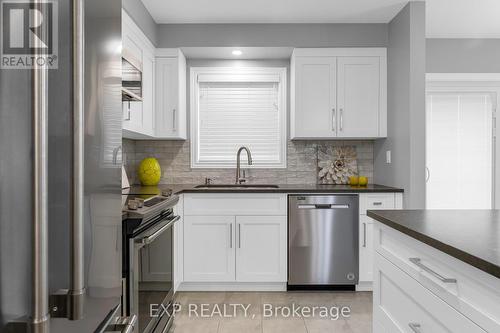 95 Tomahawk Drive, Grimsby, ON - Indoor Photo Showing Kitchen With Upgraded Kitchen