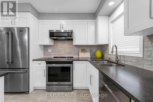 95 Tomahawk Drive, Grimsby, ON - Indoor Photo Showing Kitchen With Double Sink With Upgraded Kitchen