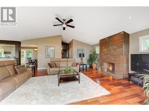 5139 Lakeshore Road, Kelowna, BC - Indoor Photo Showing Living Room With Fireplace