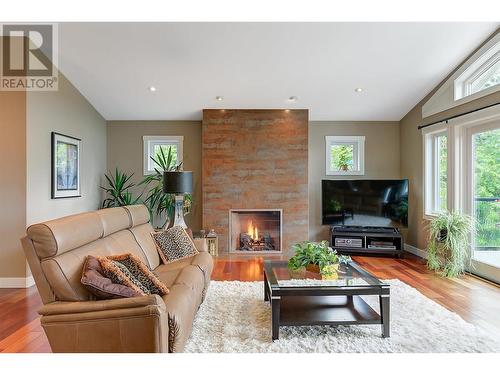 5139 Lakeshore Road, Kelowna, BC - Indoor Photo Showing Living Room With Fireplace