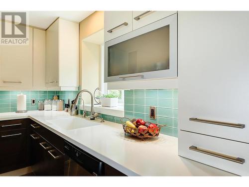 5139 Lakeshore Road, Kelowna, BC - Indoor Photo Showing Kitchen