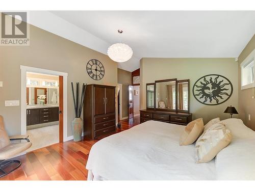 5139 Lakeshore Road, Kelowna, BC - Indoor Photo Showing Bedroom