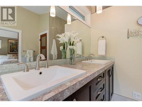 5139 Lakeshore Road, Kelowna, BC - Indoor Photo Showing Bathroom