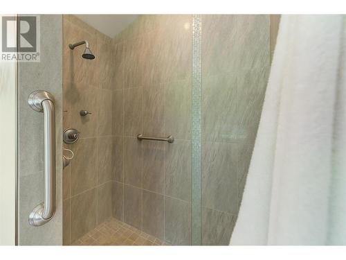 5139 Lakeshore Road, Kelowna, BC - Indoor Photo Showing Bathroom