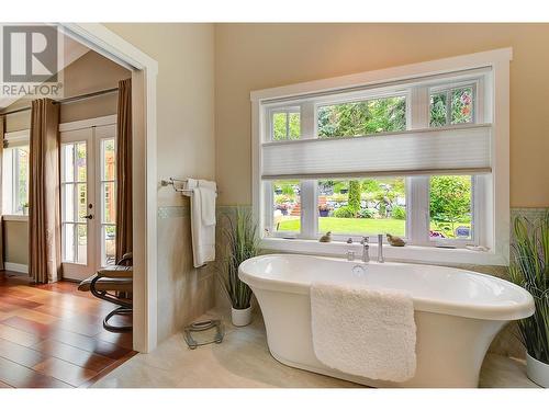 5139 Lakeshore Road, Kelowna, BC - Indoor Photo Showing Bathroom