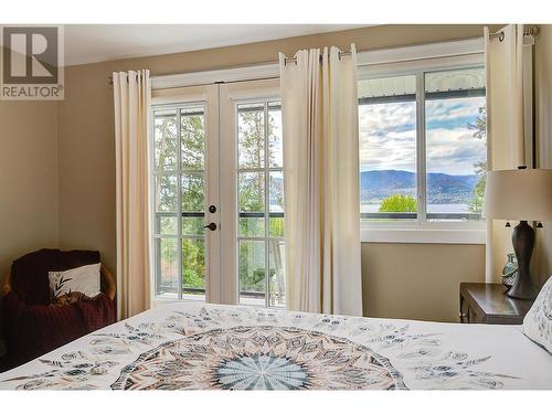 5139 Lakeshore Road, Kelowna, BC - Indoor Photo Showing Bedroom