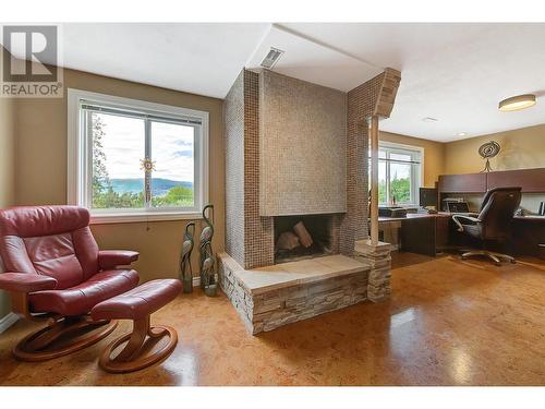 5139 Lakeshore Road, Kelowna, BC - Indoor Photo Showing Living Room With Fireplace