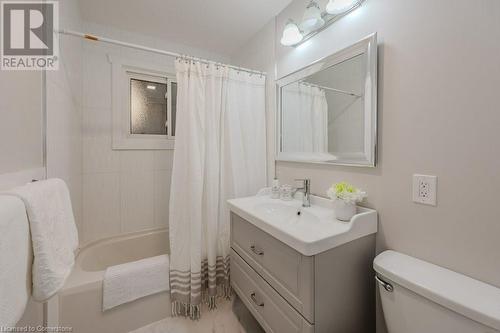 10 Greenwood Avenue, Cambridge, ON - Indoor Photo Showing Bathroom