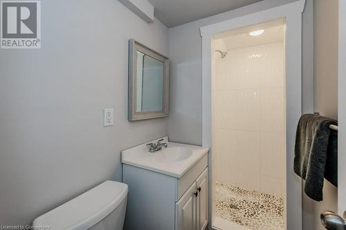 10 Greenwood Avenue, Cambridge, ON - Indoor Photo Showing Bathroom