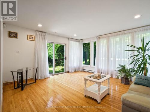 120 Laurentide Drive, Toronto, ON - Indoor Photo Showing Living Room