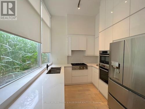 Th 2 - 21 Churchill Avenue, Toronto, ON - Indoor Photo Showing Kitchen