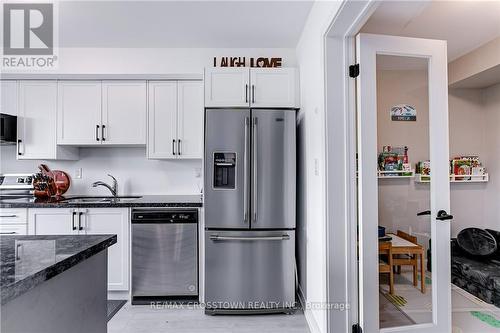 66 Pumpkin Corner Crescent, Barrie, ON - Indoor Photo Showing Kitchen