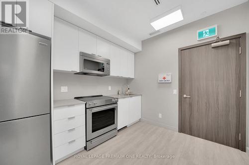 308 - 30 Samuel Wood Way, Toronto, ON - Indoor Photo Showing Kitchen