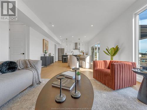 3348 Tullio Lane, Lasalle, ON - Indoor Photo Showing Living Room