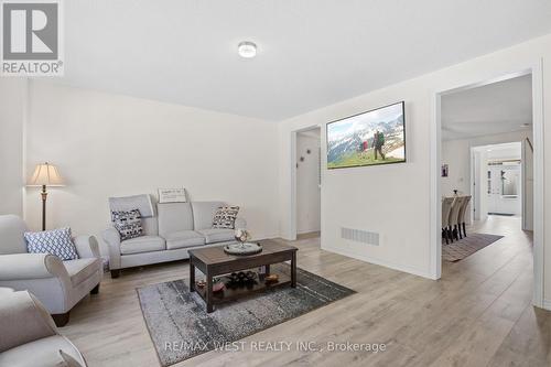 133 Mcfarlane Crescent, Centre Wellington, ON - Indoor Photo Showing Living Room