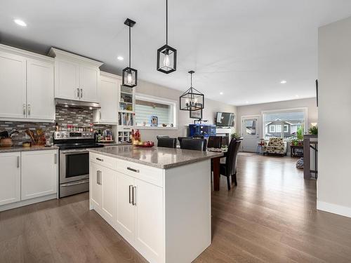 2765 Beachmount Cres, Kamloops, BC - Indoor Photo Showing Kitchen With Upgraded Kitchen