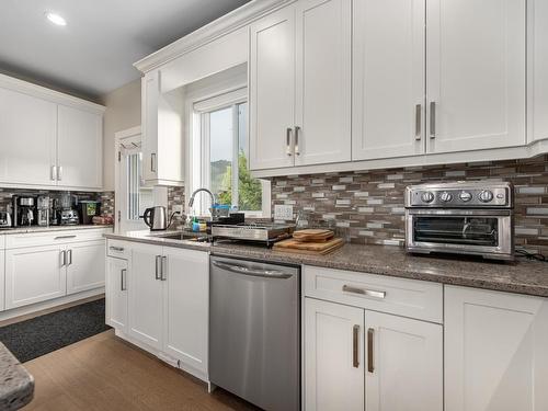 2765 Beachmount Cres, Kamloops, BC - Indoor Photo Showing Kitchen With Upgraded Kitchen