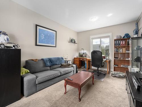 2765 Beachmount Cres, Kamloops, BC - Indoor Photo Showing Living Room