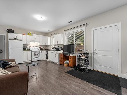 2765 Beachmount Cres, Kamloops, BC - Indoor Photo Showing Kitchen