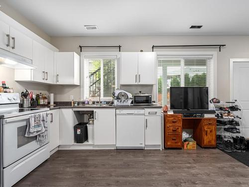 2765 Beachmount Cres, Kamloops, BC - Indoor Photo Showing Kitchen