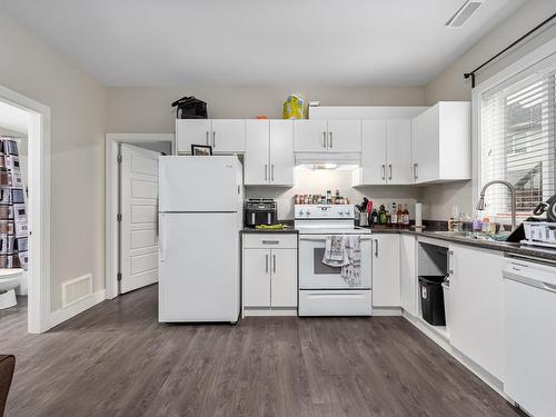 2765 Beachmount Cres, Kamloops, BC - Indoor Photo Showing Kitchen