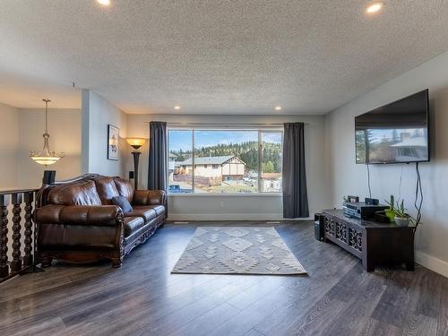 237 Juniper Place, Logan Lake, BC - Indoor Photo Showing Living Room