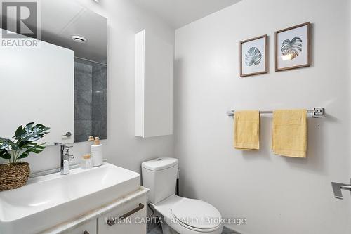 501 - 12 York Street, Toronto, ON - Indoor Photo Showing Bathroom