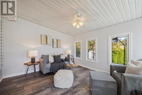 381 Colonsay Court, Oshawa, ON - Indoor Photo Showing Living Room