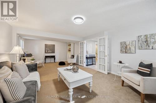 381 Colonsay Court, Oshawa, ON - Indoor Photo Showing Living Room