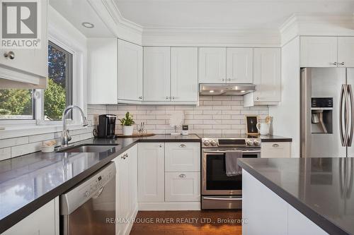 381 Colonsay Court, Oshawa, ON - Indoor Photo Showing Kitchen With Stainless Steel Kitchen With Upgraded Kitchen