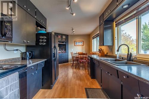 1164 Hochelaga Street W, Moose Jaw, SK - Indoor Photo Showing Kitchen With Double Sink