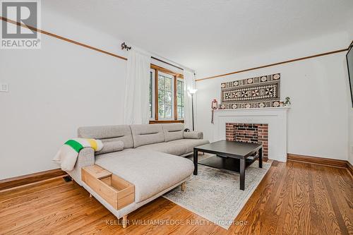 978 North Shore Boulevard W, Burlington, ON - Indoor Photo Showing Living Room