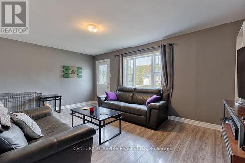 1332 Victoria Street, Petawawa, ON - Indoor Photo Showing Living Room