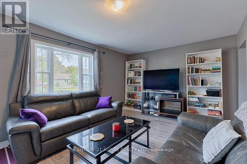 1332 Victoria Street, Petawawa, ON - Indoor Photo Showing Living Room